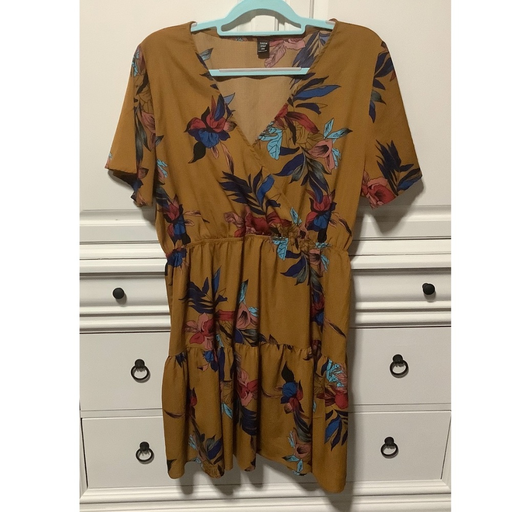 Ladies 2X floral print dress, faux wrap front, elastic waist, very pretty